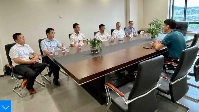 唐小輝書記一行與邱耀彰董事長進行座談交流